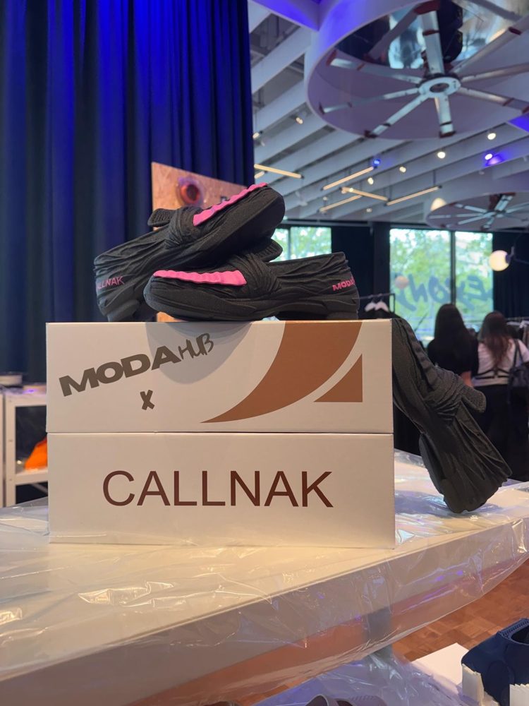 Mokasín edición MODAHUB sobre las cajas de MODAHUB × CALLNAK